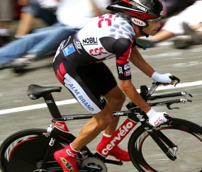 开云体育视频直播-横扫背后的孤胆英雄，德罗赞关键制胜，湖人王朝复兴的隐秘序章