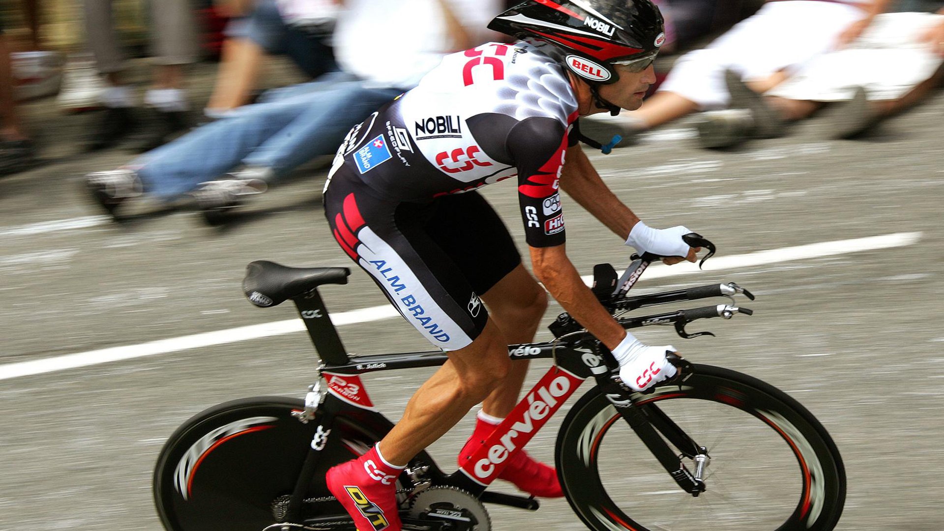 横扫背后的孤胆英雄，德罗赞关键制胜，湖人王朝复兴的隐秘序章