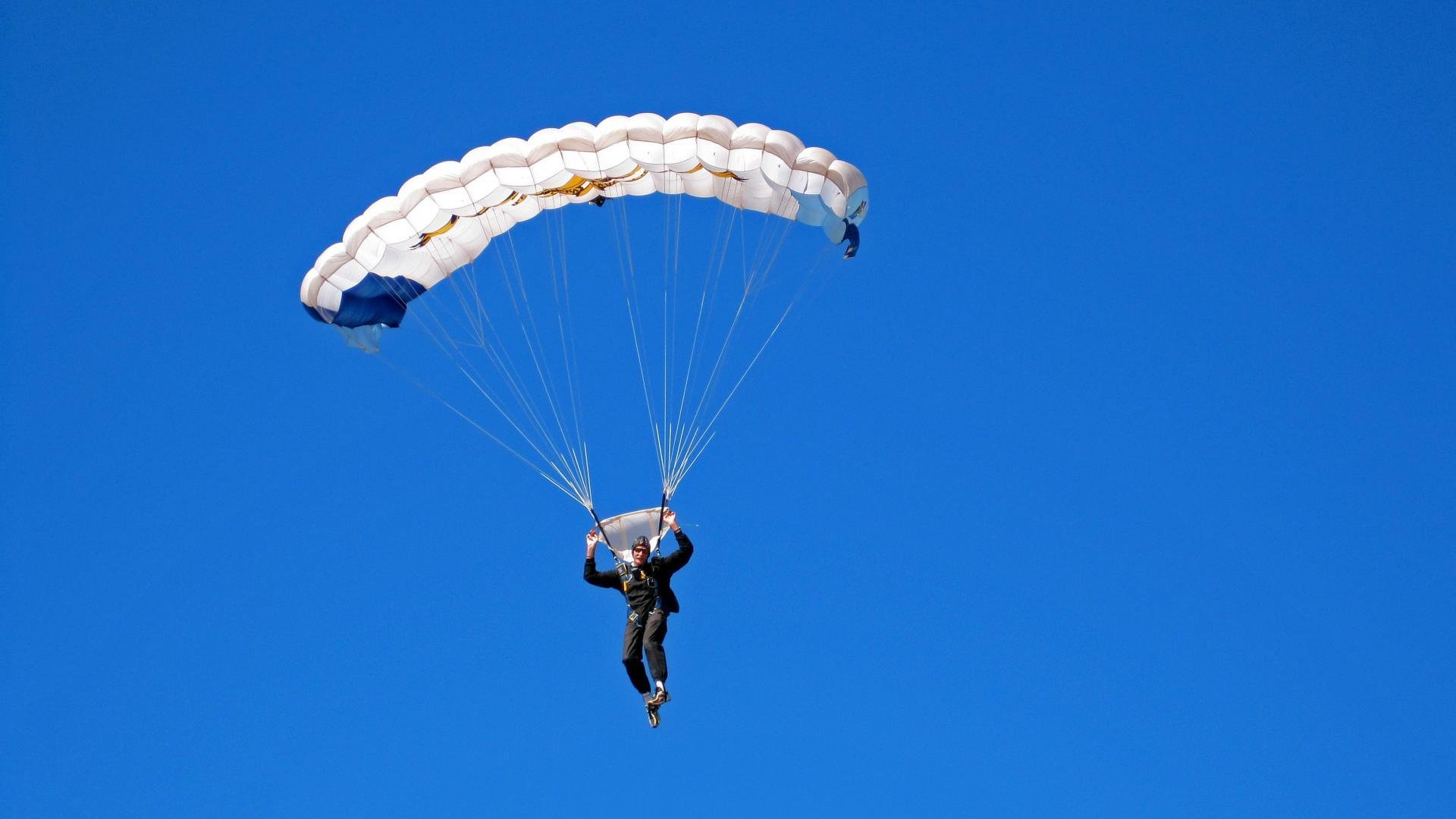 红牛二队力克阿斯顿马丁，维斯塔潘高光表现引爆赛场